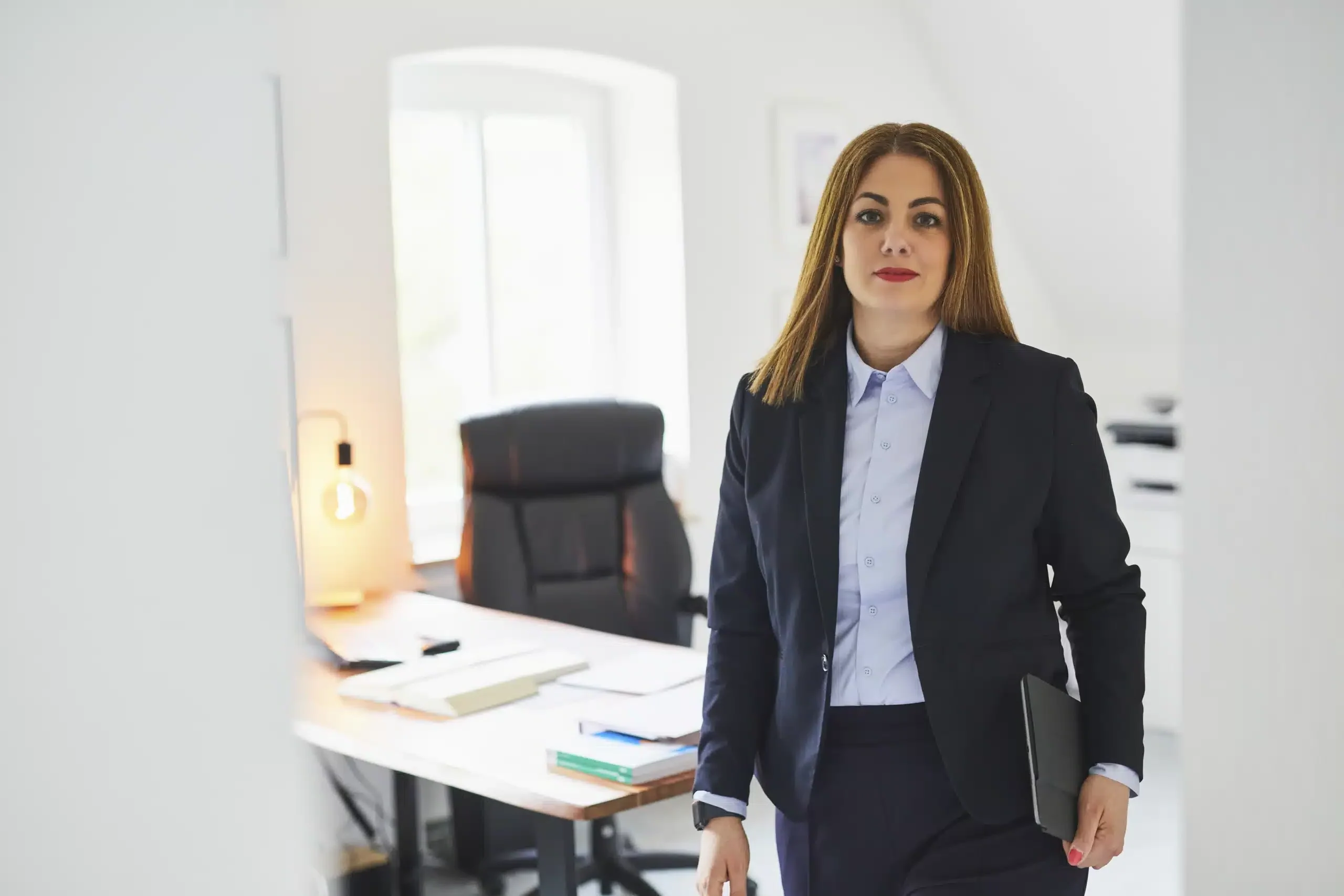 Rechtsanwältin Jenna Gerlinger in ihrem Büro, spezialisiert auf Arbeitsrecht, Dortmund.